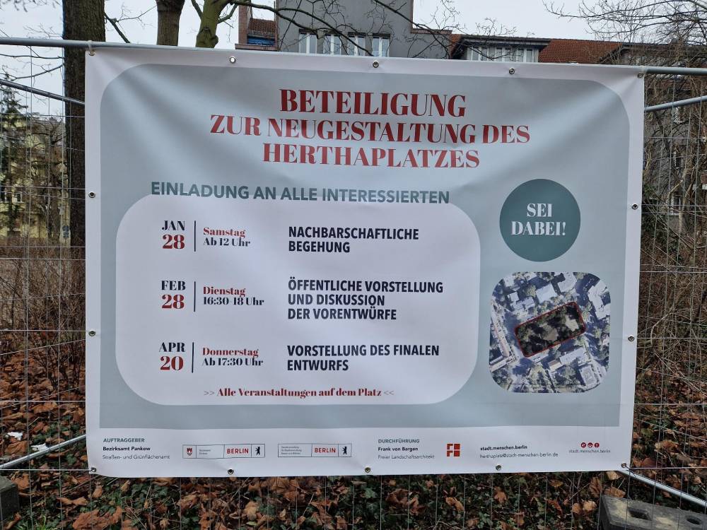 Informationsbanner mit Einladung zur Beteiligung an der Neugestaltung des Herthaplatzes, zeigt Termine für Nachbarschaftsbegehung, öffentliche Diskussion und Vorstellung des Entwurfs.